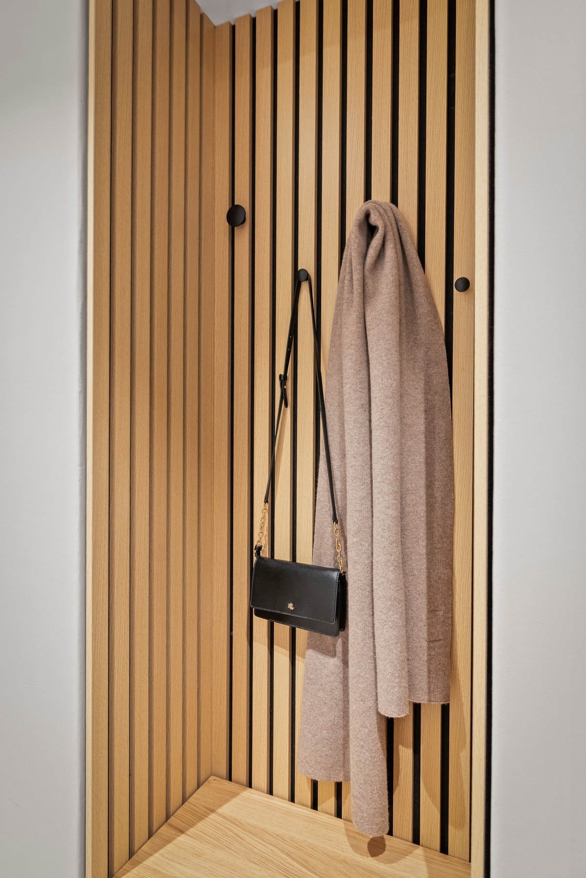 Plassbygd entréløsning med spilevegg, sittebenk og knagger. Galleribilde