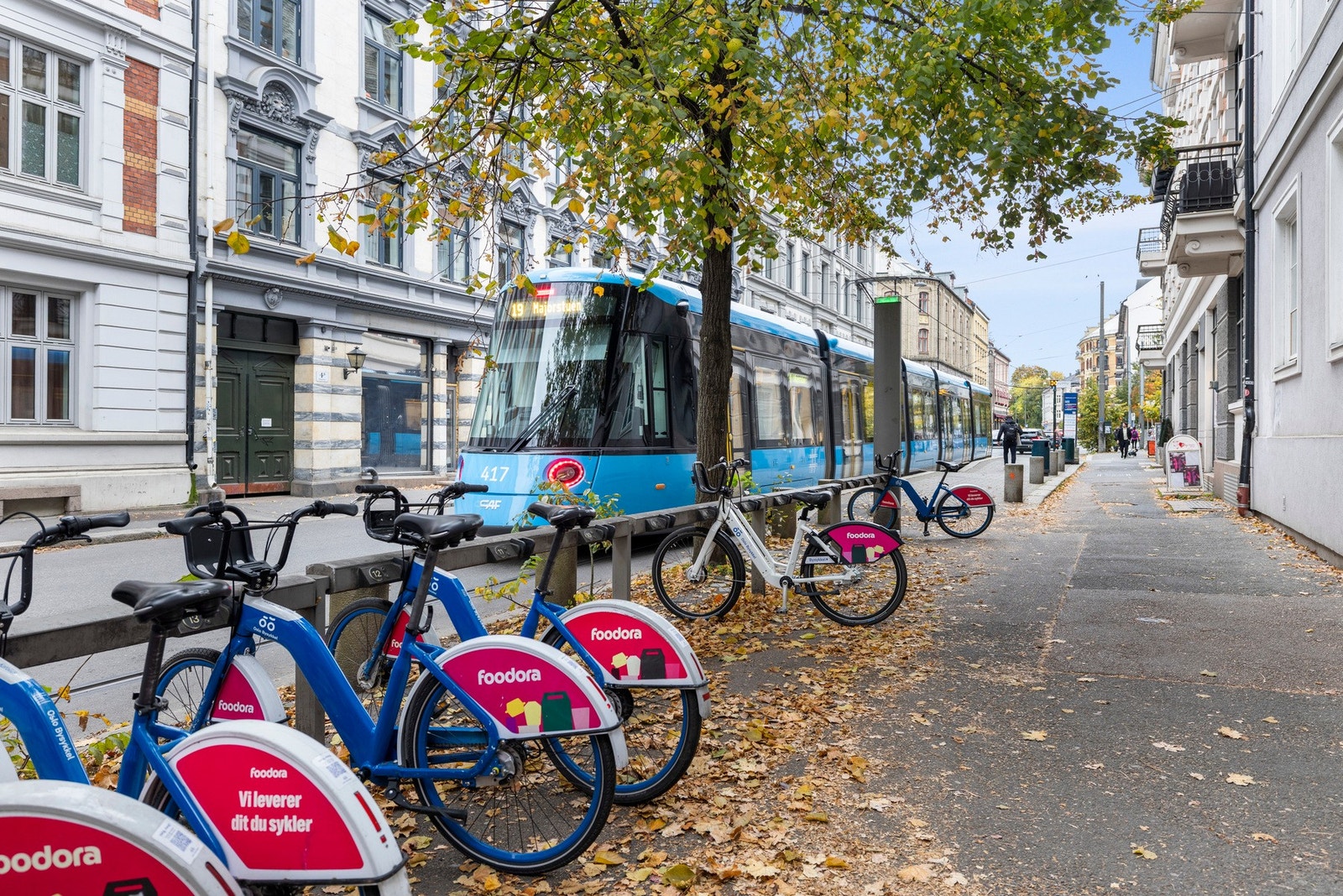 Rett utenfor døren går 17, 18 og 19 trikken som tar deg til Jernbanetorget på 8 minutter. Galleribilde