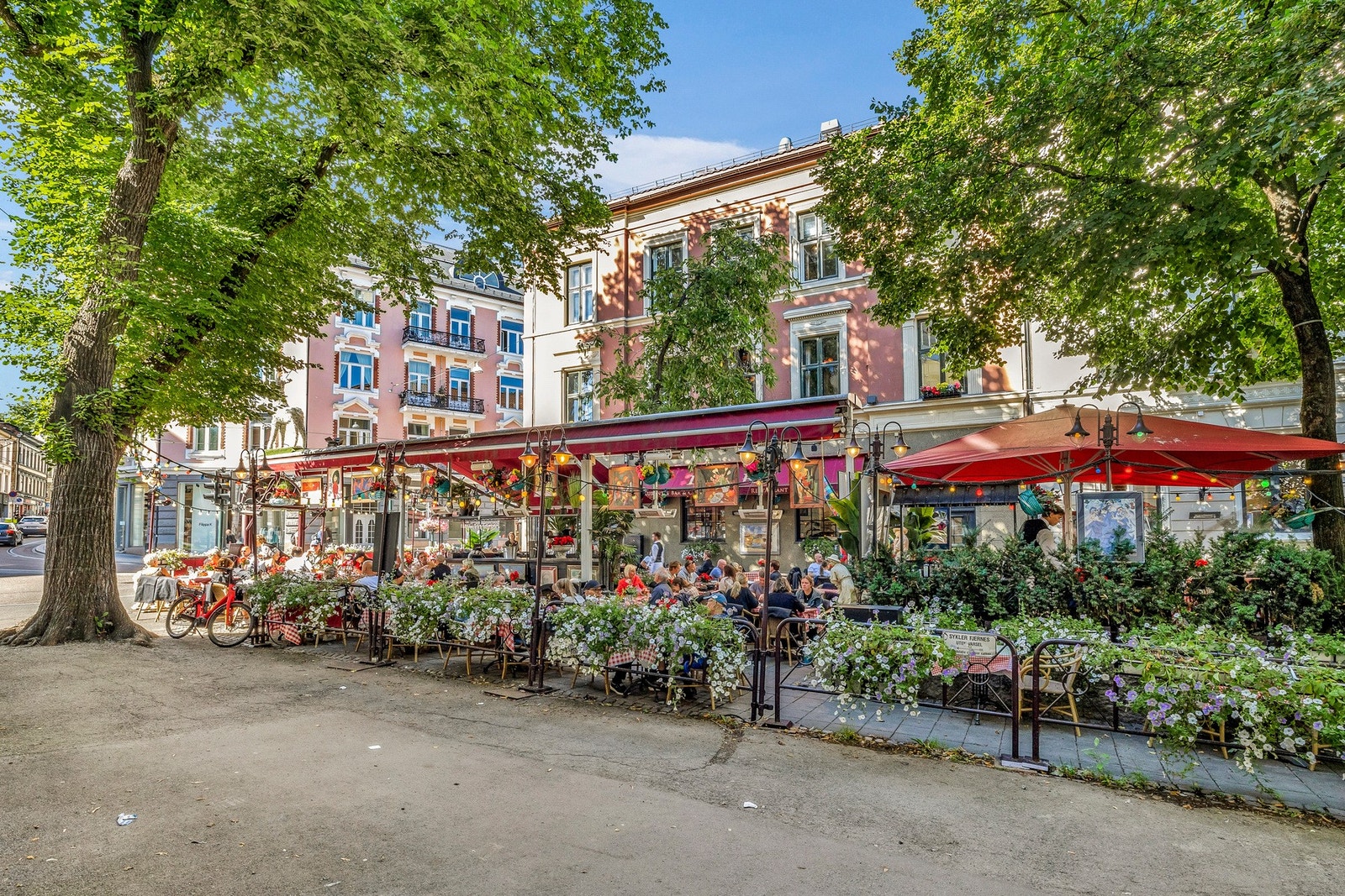 Rett i nærheten finner du den tradisjonsrike restauranten Lorry, kjent for sin hyggelige atmosfære og populære uteservering på varme sommerdager. Galleribilde