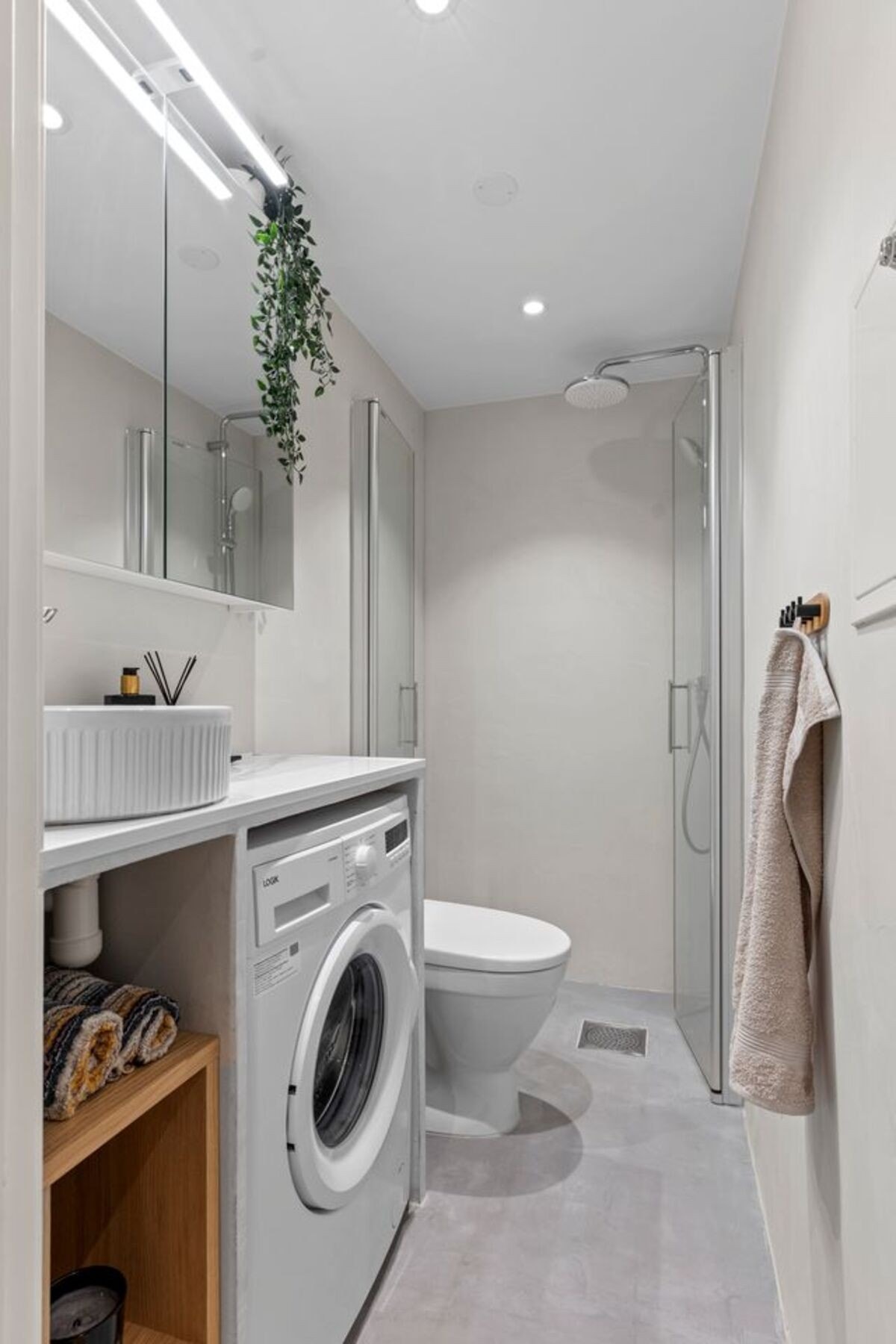 Pent baderom med mikrosement fra 2025. Galleribilde