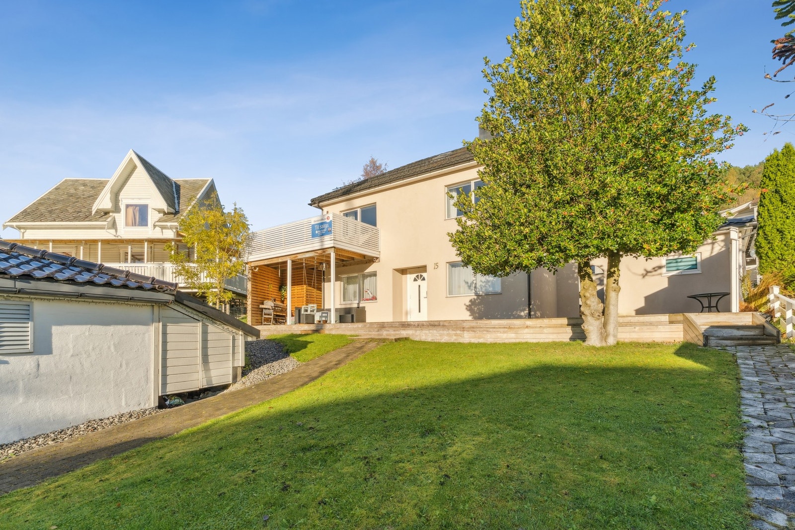 Eiendommen er fint opparbeidet med gressplen, terrasse og beplanting. Galleribilde