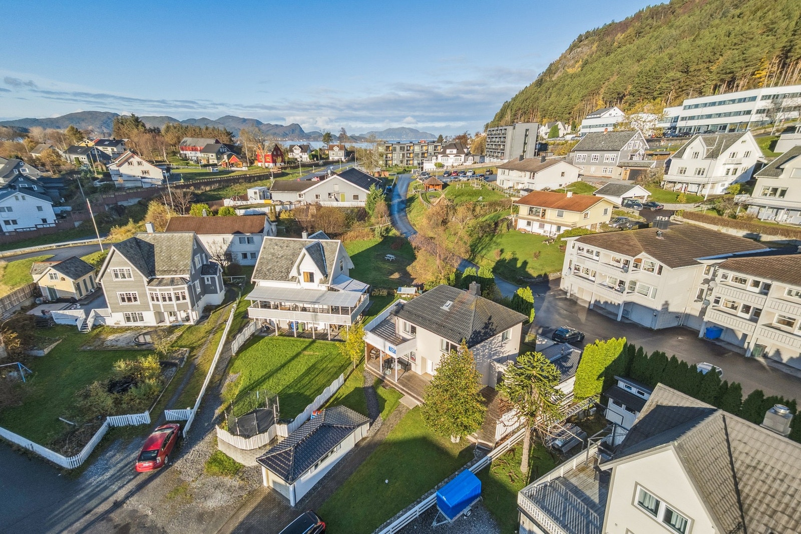 Boligen ligger i en godt etablert gate med familieboliger i nærheten. Galleribilde