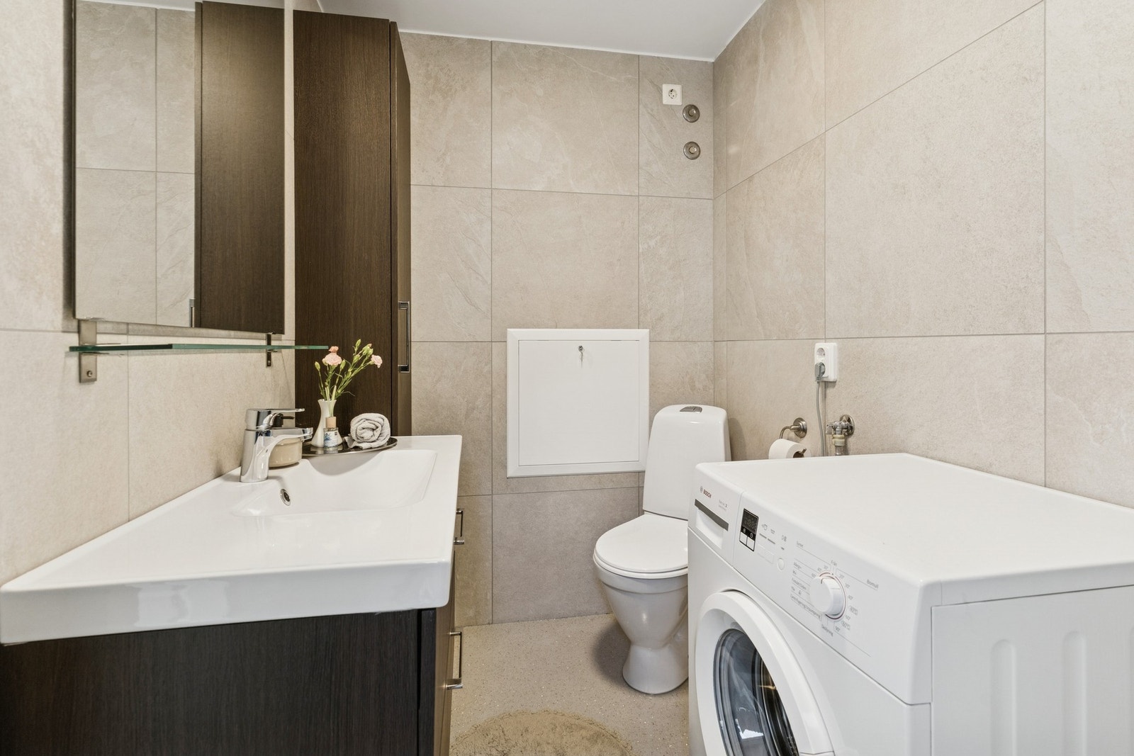 Selger har oppgradert badet med nye fliser på vegger, Epoxy på gulv(fjernet tidligere fliser) og monterte nye dusj dører. Arbeidet er gjennomført av eier i 2025. Galleribilde