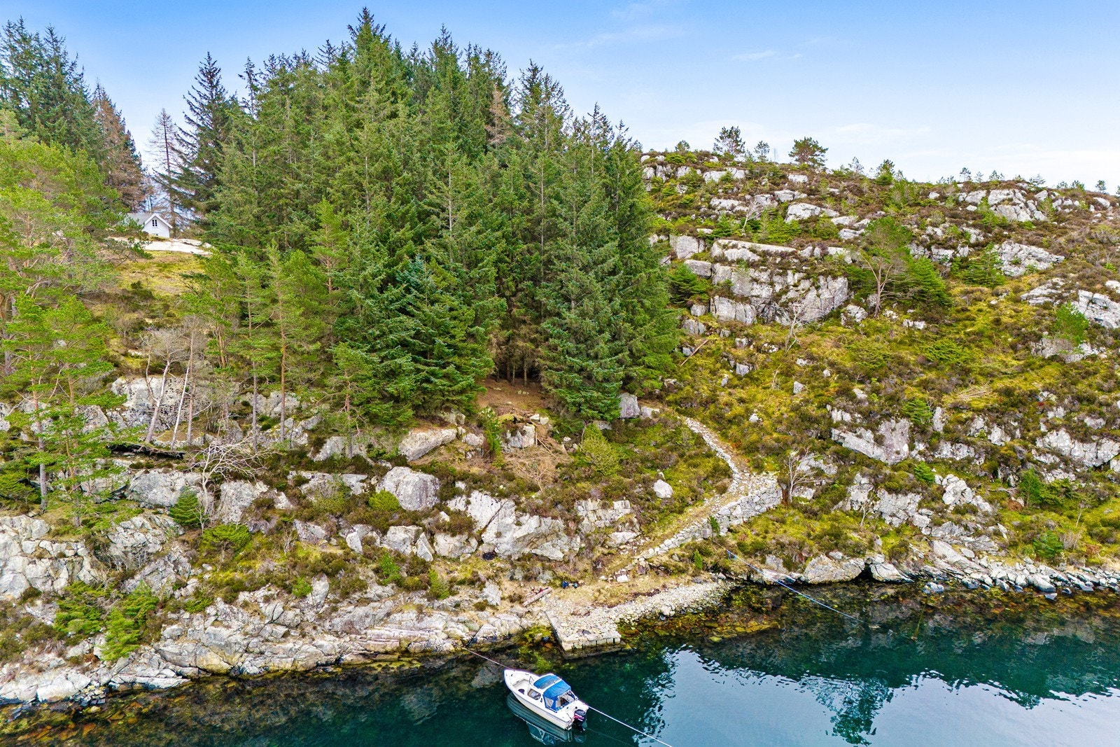 Eldre steinbrygge og gangvei til våningshuset Galleribilde