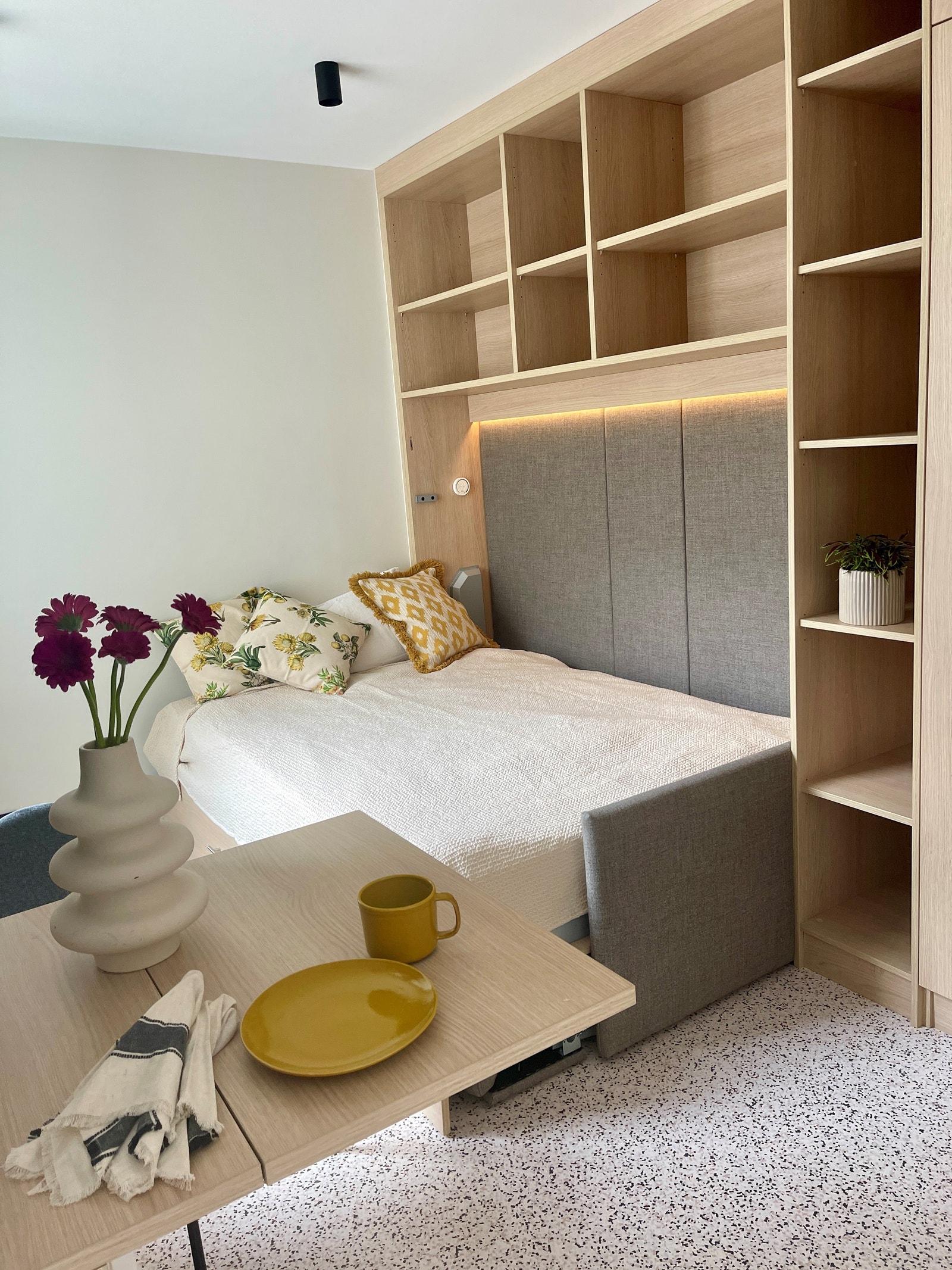 Eksempel på hvordan sofahyllen slås ned til å bli en seng Galleribilde