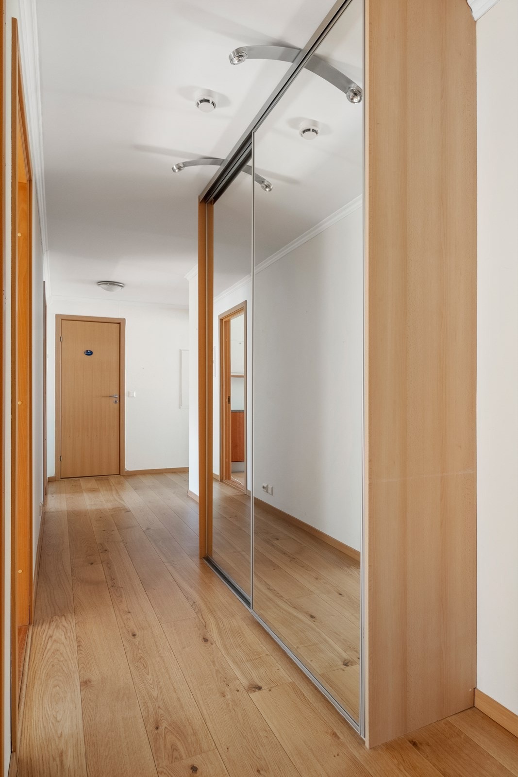 Gang med garderobe Galleribilde