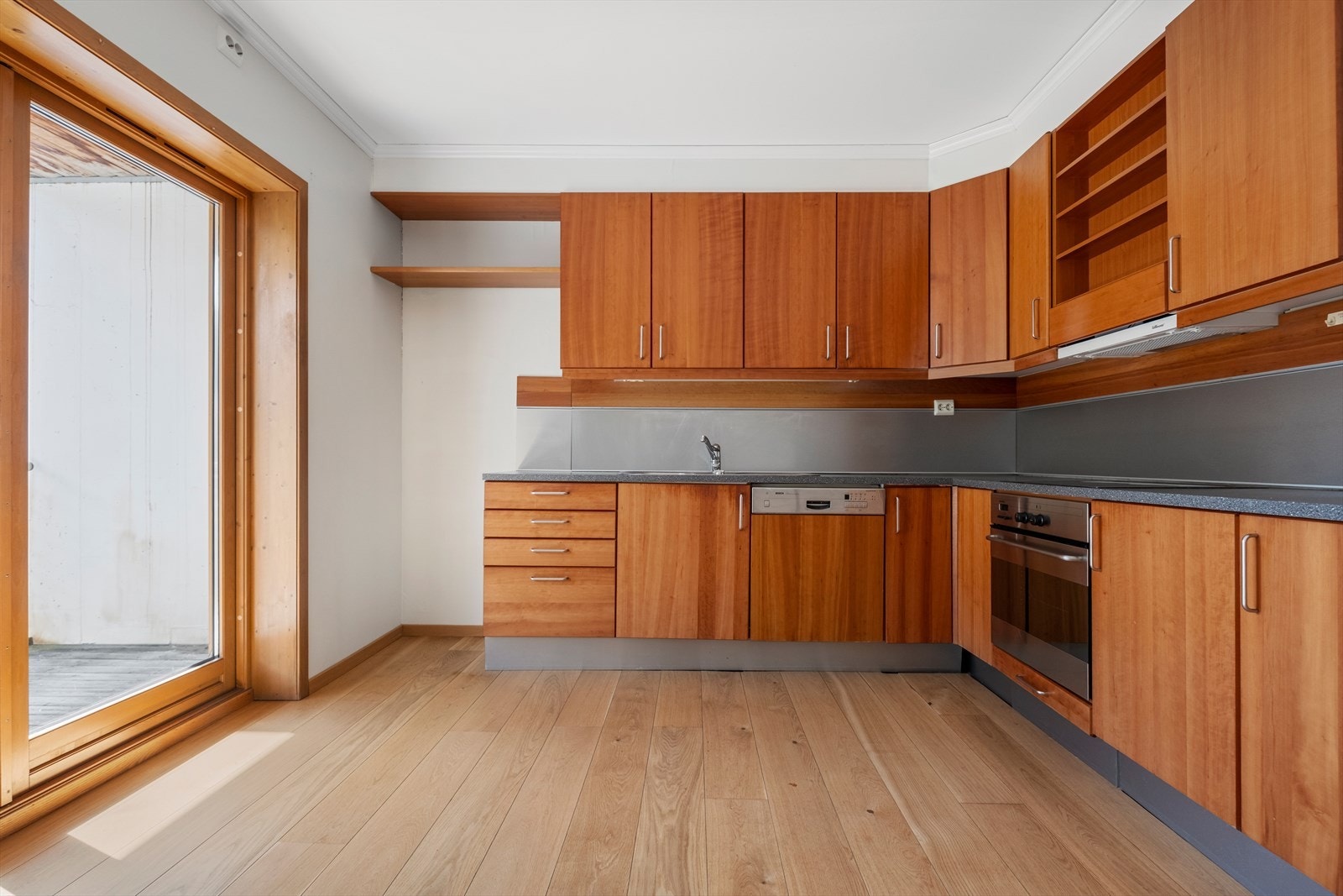 Utgang fra kjøkken til balkong mot bakgård Galleribilde