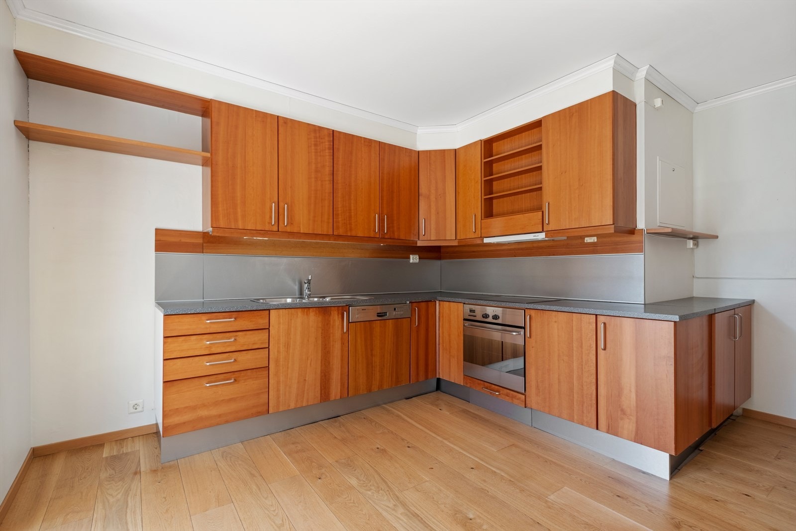 Kjøkkenet har overskap, underskap med glatte fronter, benkeplaten av laminat, oppvaskmaskin, platetopp og stekeovn. Det er tilrettelagt for frittståendekjøleskap. Ventilatoren er via mekanisk avtrekksanlegg Galleribilde