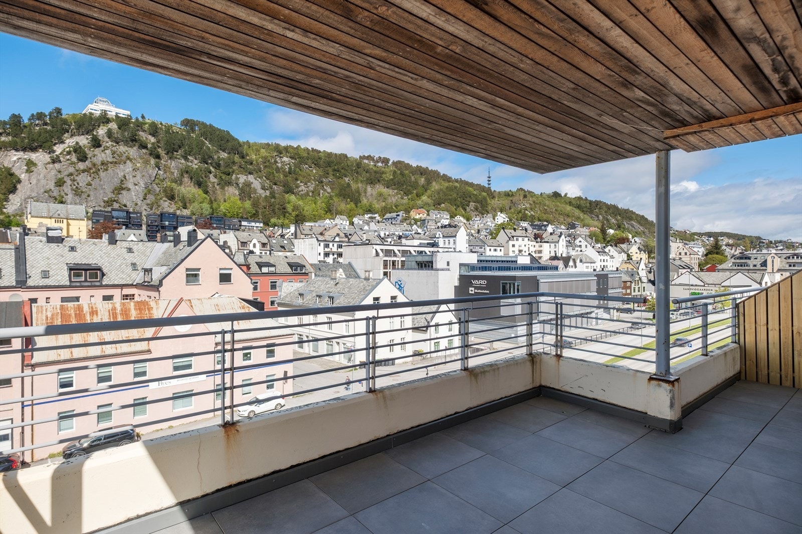 Leiligheten ligger i 5. etasje med stor balkong og garasjeplass. Her er også heis (som går opp til 4 etasje) Galleribilde