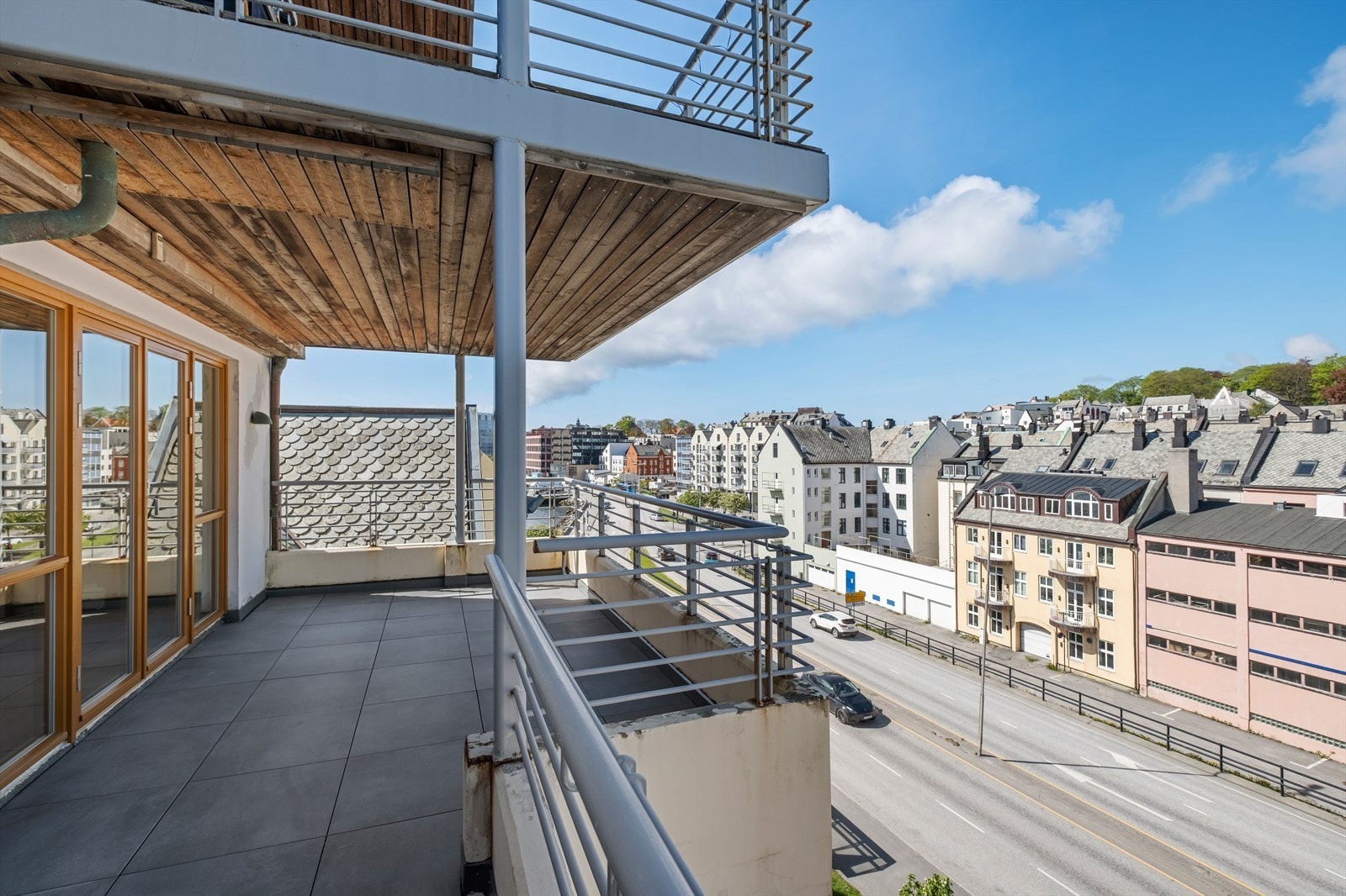 Flott utsikt utover bysentrum Galleribilde