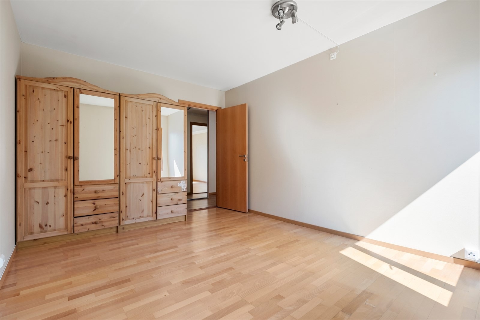 Plass til stor garderobe Galleribilde