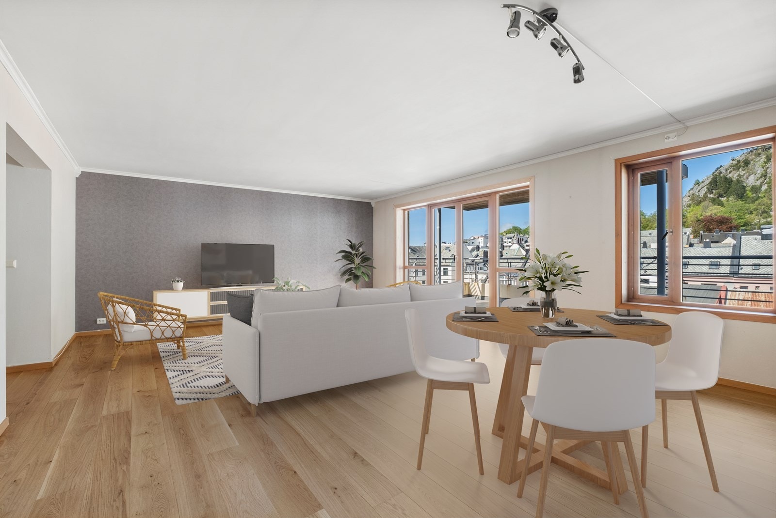 Inne fra stuen er det flott utsikt mot byen og fjellstua Galleribilde