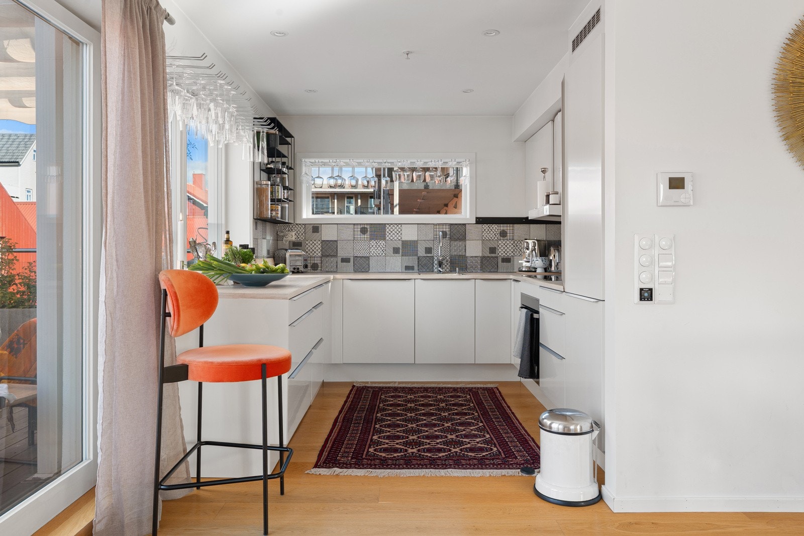 Tidløst kjøkken fra HTH med glatte fronter, integrerte hvitevarer som kjøl/frys, oppvaskmaskin, induksjonstopp og stekeovn. Galleribilde