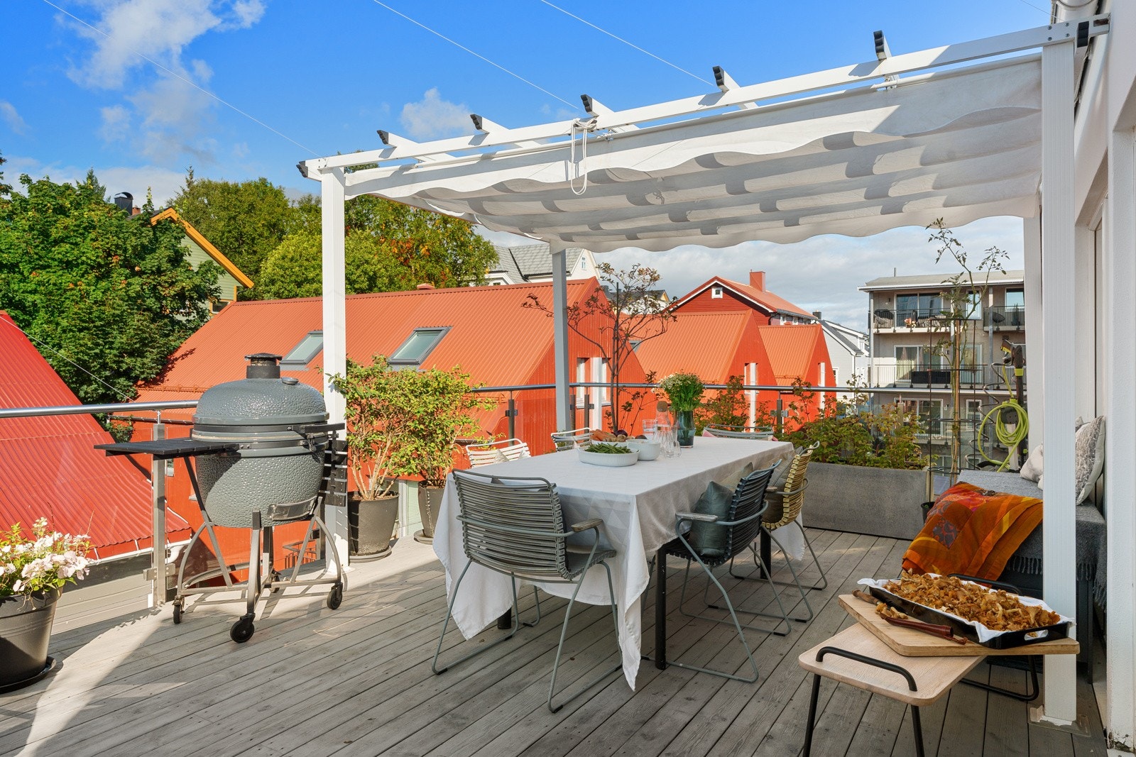 Under pergolaen kan du nyte sene sommer- og høstkvelder i godt lag! Galleribilde