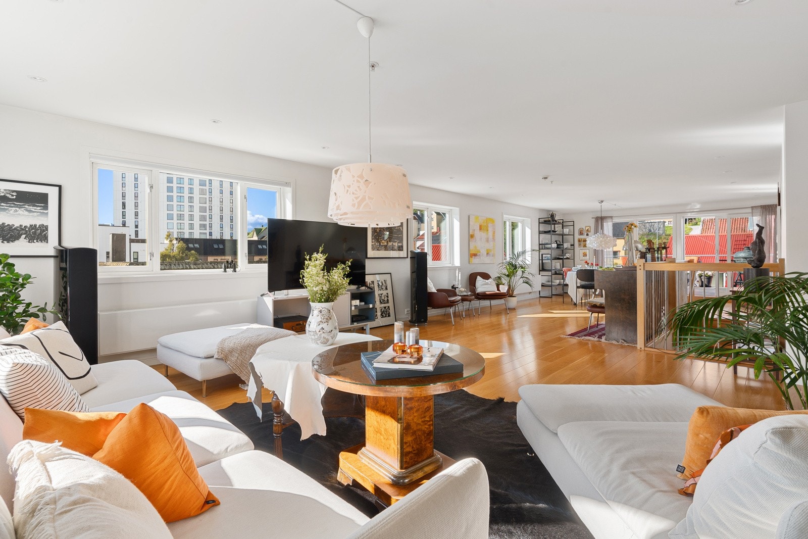 Her har du flere muligheter for å innrede med sofa, lounge-stoler m.m. for å dele inn de sosiale sonene. Galleribilde