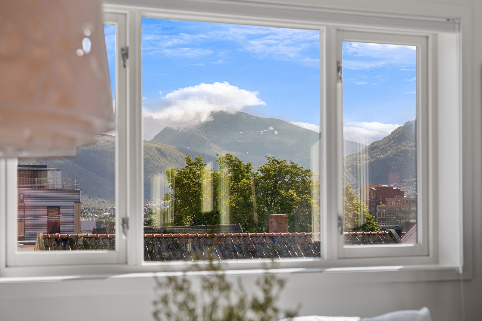 Fra stuen har du flott utsikt til majestetiske Tromsdalstinden samt Fjellheisen og Fløya! Galleribilde