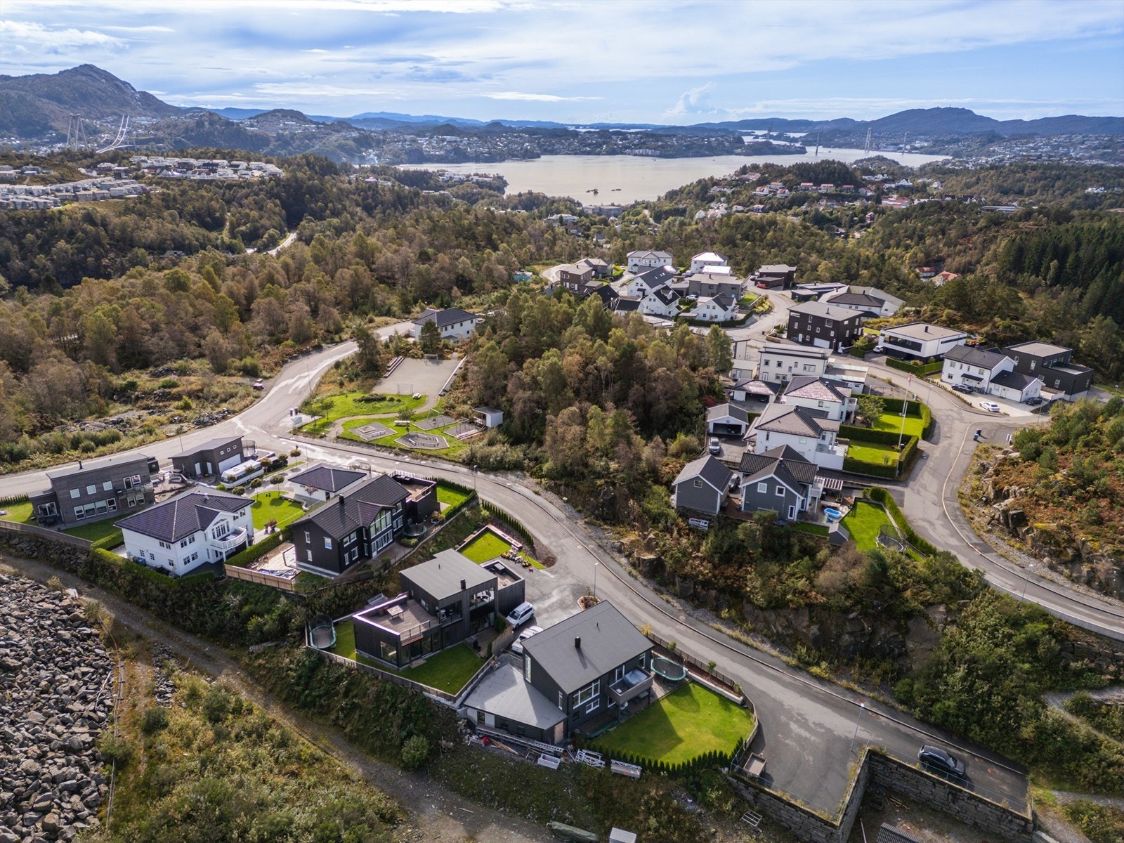 Denne tomten ligger i et nyetablert og familievennlig boligområde kun ca 4 minutters kjøring fra Askøybroen.
Ønsker man å besikte tomten kan det gjøres når som helst på egenhånd. Galleribilde