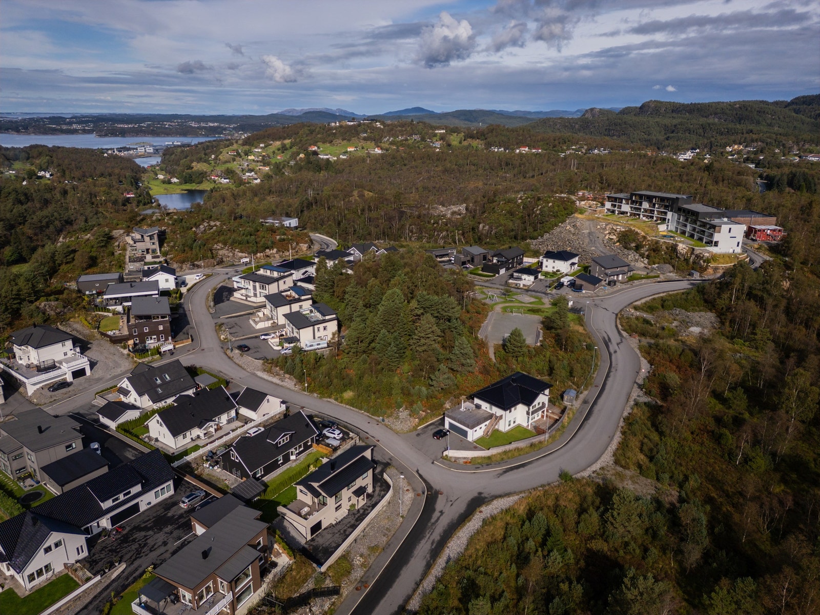 I gangavstand er det nydelige turområder i Krokåsdalen og Follesemarken. Askøys høyeste topp Kolbeinsvarden er heller ikke langt unna. Galleribilde