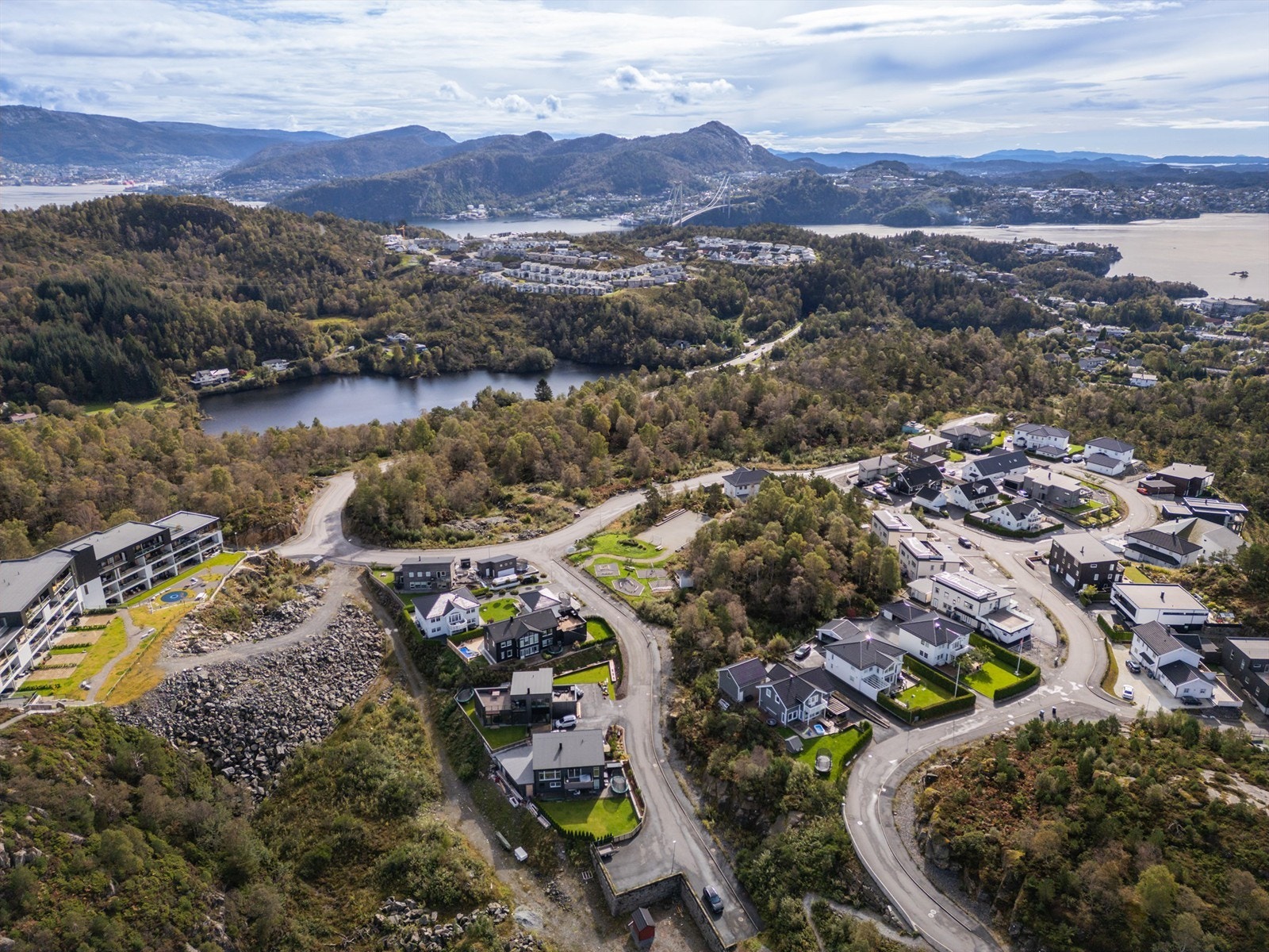 Rema 1000 i Strusshamn er nærmeste dagligvarebutikk, beliggende ved Strusshamn senter med Europris og Ditt Apotek.
For et bredere utvalg av butikker og tjenester ligger både Askøy senter og Kleppestø senter en kort kjøretur unna. Galleribilde
