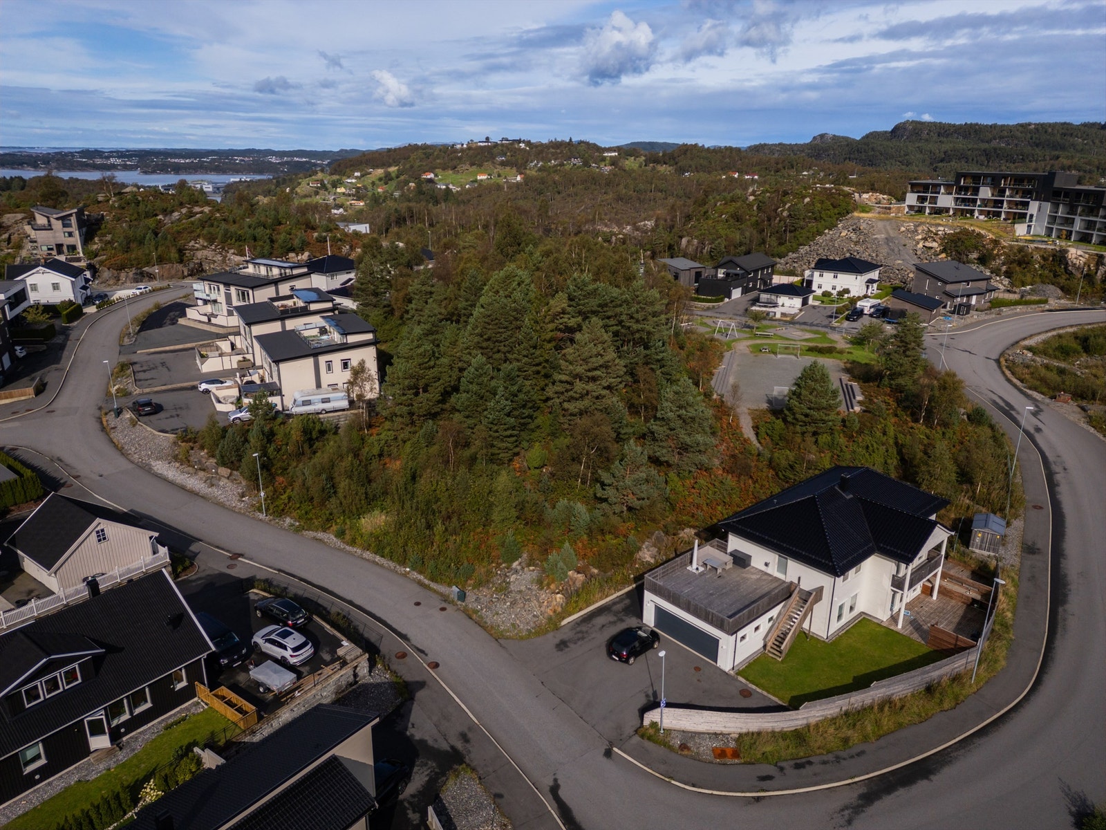 Meget pent og populært boligområde med hovedsakelig ny eneboligbebyggelse. Galleribilde