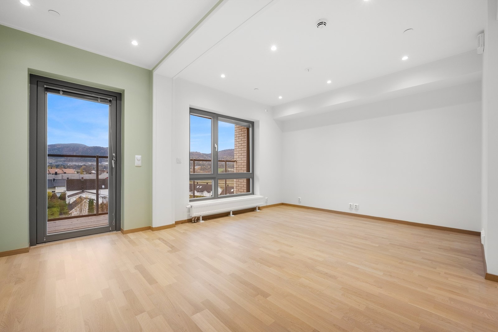 Utgang til sydvendt veranda fra stuen. Galleribilde