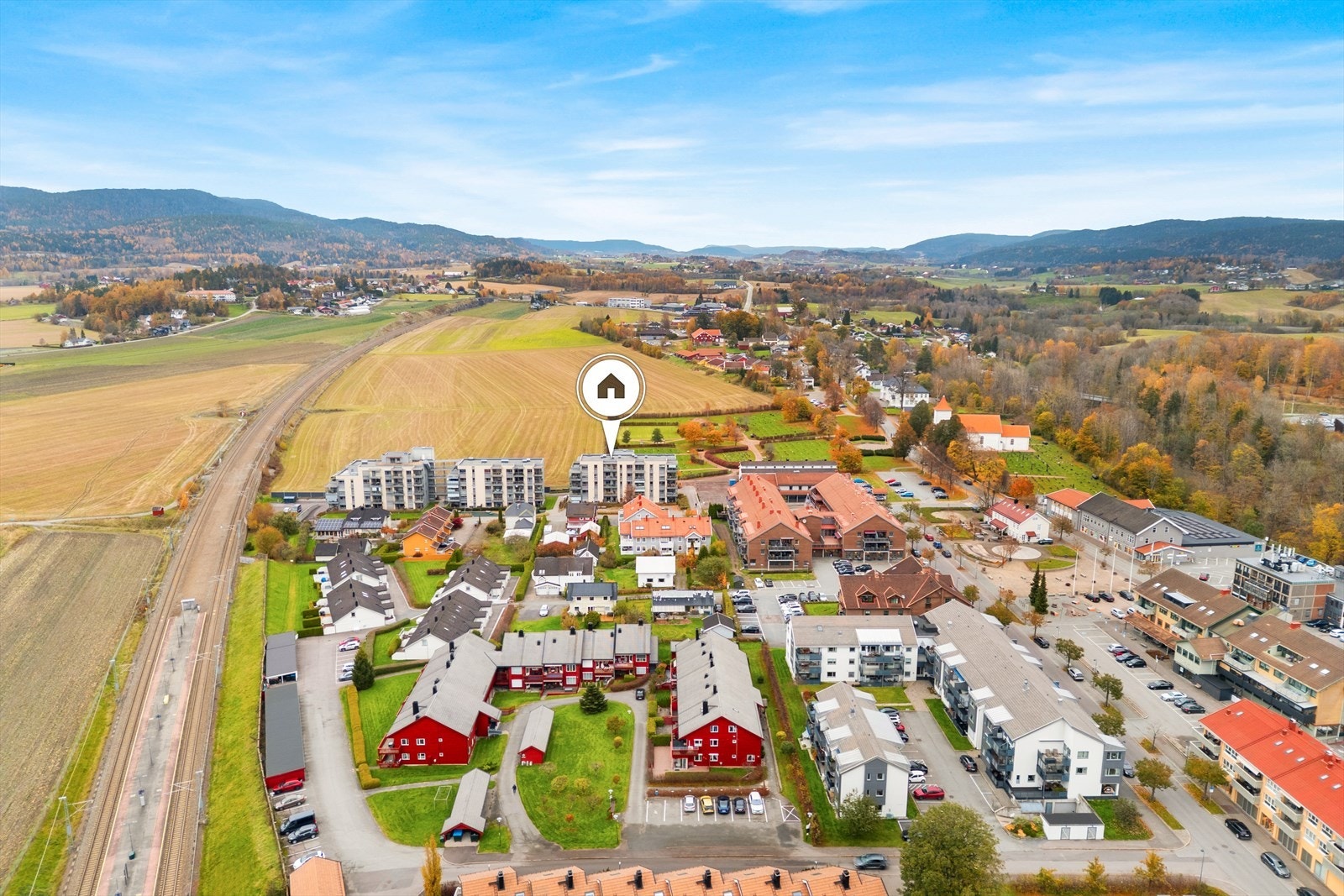 Attraktiv og lettstelt toppleilighet med heisadkomst og sydvendt veranda - sentralt på Bergbakken i Sande sentrum. Galleribilde