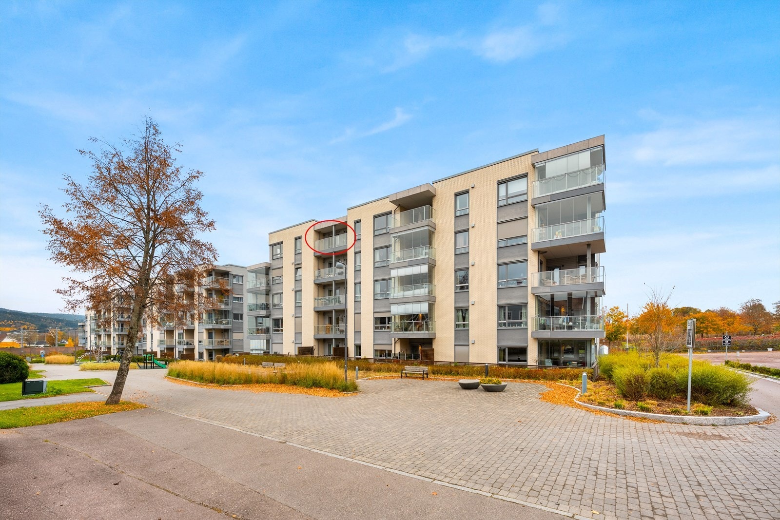 Et lettstelt og bekvem toppleilighet med alt på ett plan - midt i hjertet av Sande. Galleribilde