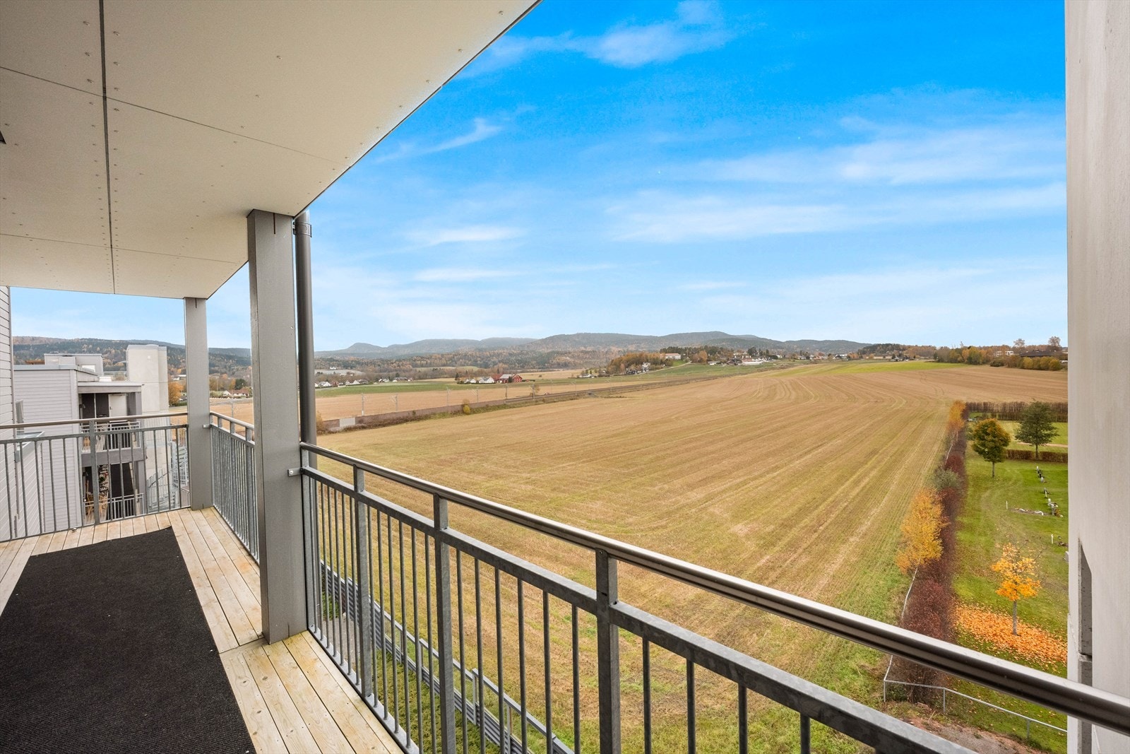 Flott utsikt over kulturlandskapet fra inngangspartiet. Galleribilde