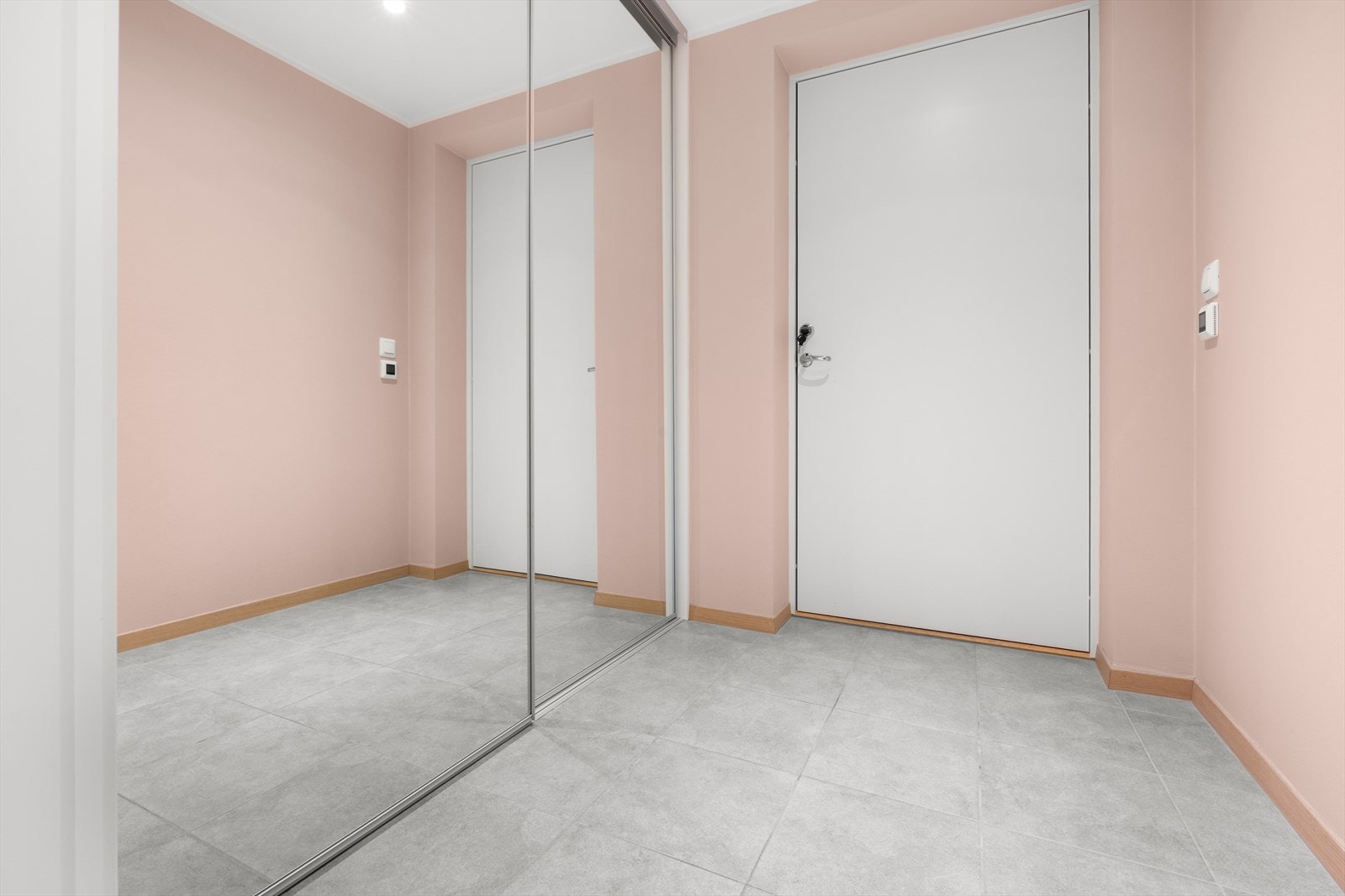 Entré med skyvedører med speilglass. Galleribilde