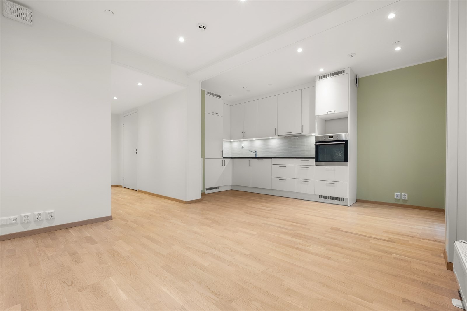 Leiligheten har balansert ventilasjon og vannbåren oppvarming via radiatorer i stue/kjøkken og soverom. Galleribilde