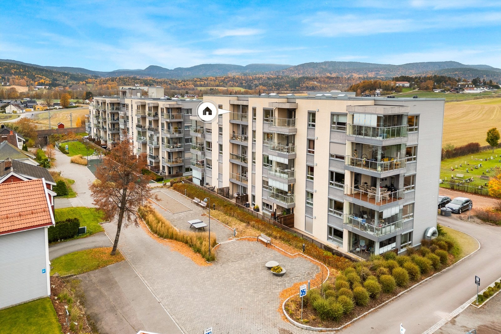 Toppleilighet med sentral og attraktiv til i Bergbakken - et rolig område midt i hjertet av Sande sentrum. Galleribilde