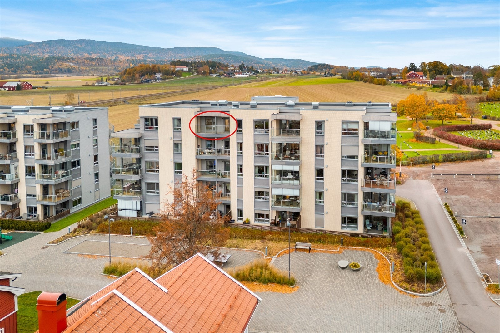 Sameiet har pent, parkmessig opparbeidede fellesområder. Galleribilde