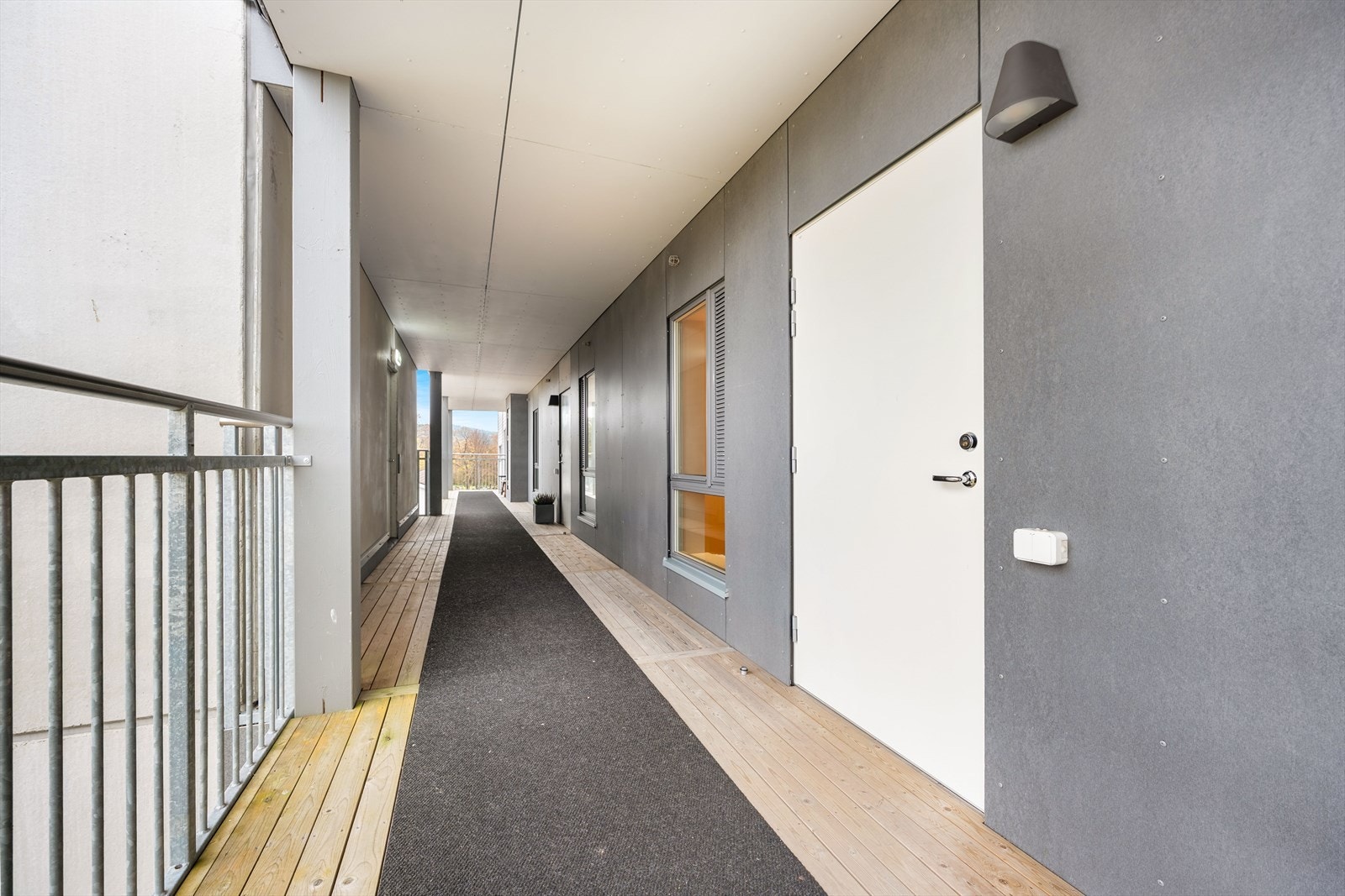 Leiligheten ligger som toppleilighet med adkomst via heis og svalgang. Galleribilde