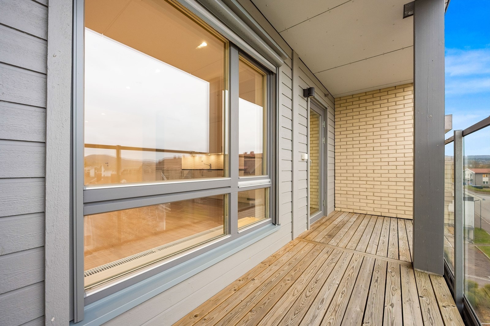 Utgang til sydvendt veranda fra stuen. Galleribilde