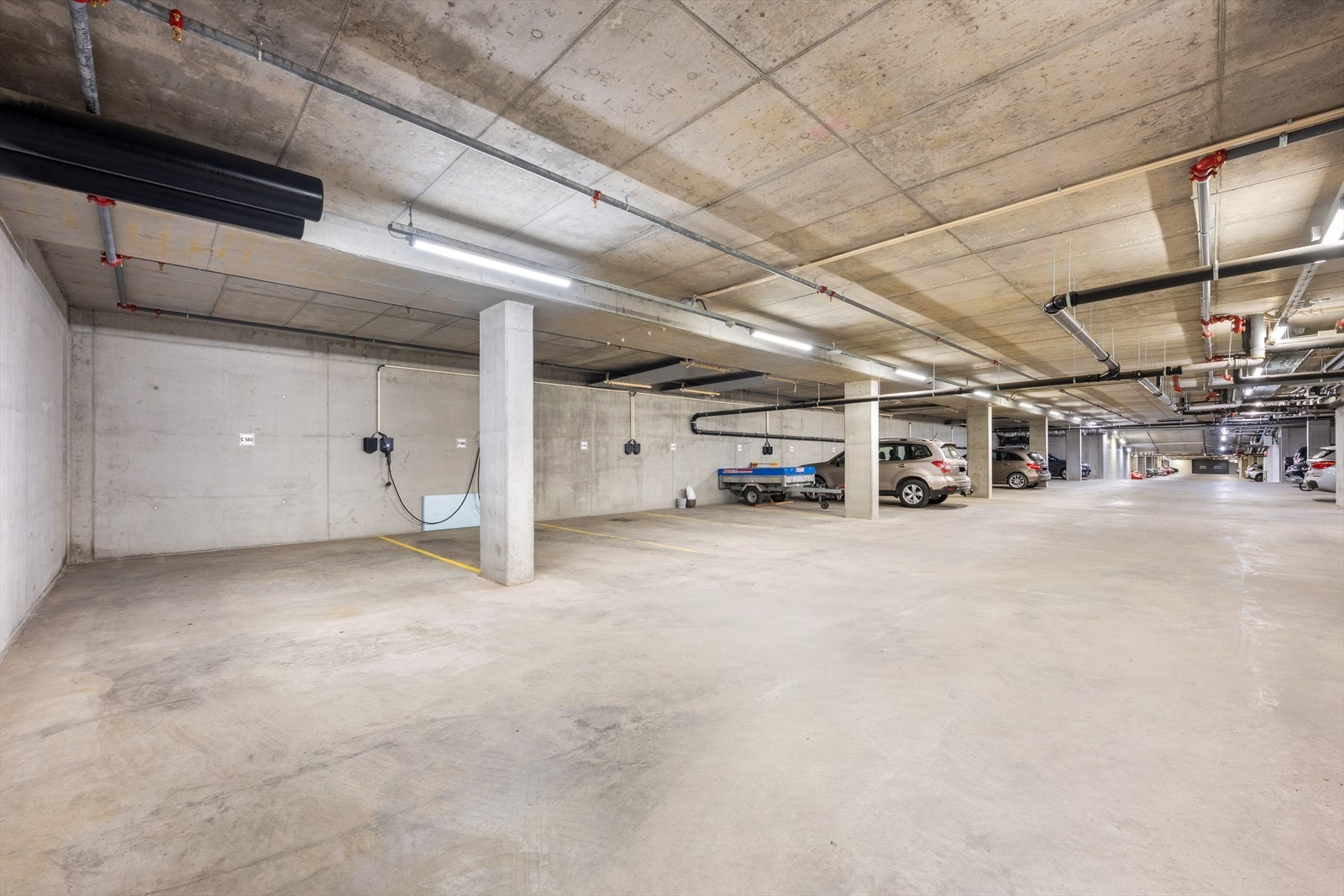 Parkeringsplass med gunstig plassering innerst - fritt på den ene siden. Det er lagt opp infrastruktur til elbi-lader. Galleribilde