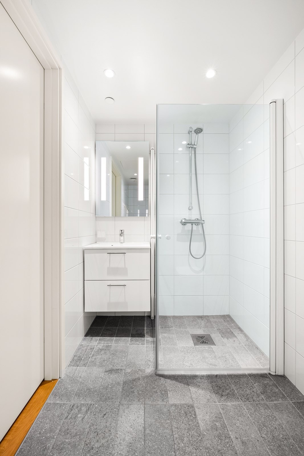 Moderne bad med fliser på vegger og gulv. Varmekabler i gulv. Galleribilde