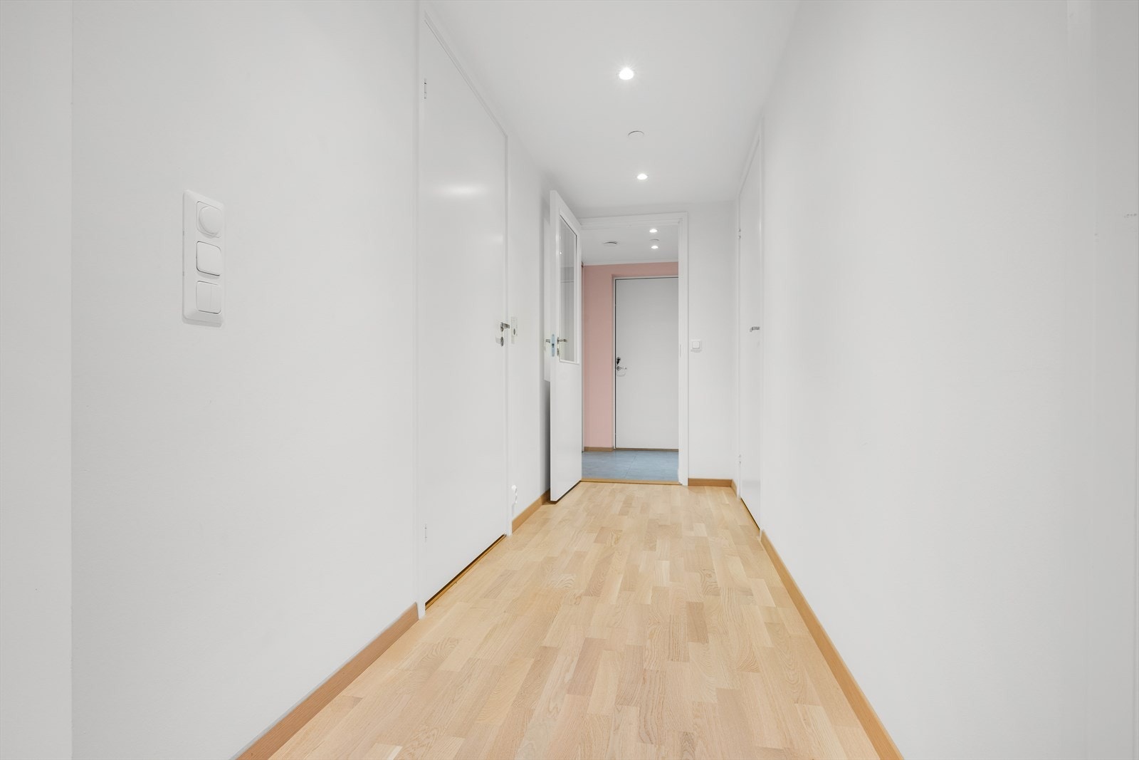 Adkomst til bad og soverom fra gangen. Galleribilde