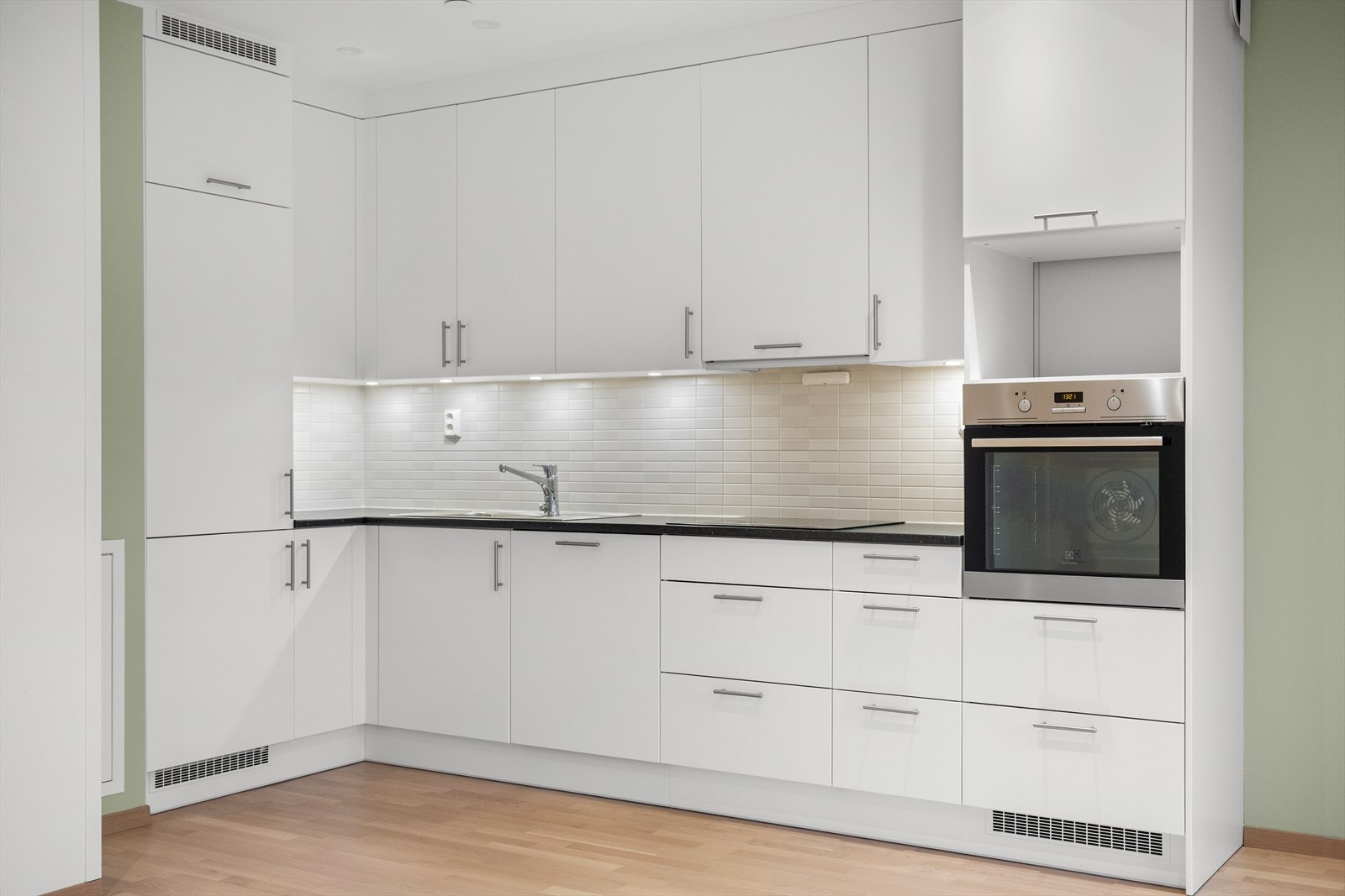 Integrert stekeovn i praktisk høyde, induksjonstopp, kjøl-/frys og oppvaskmaskin. Galleribilde