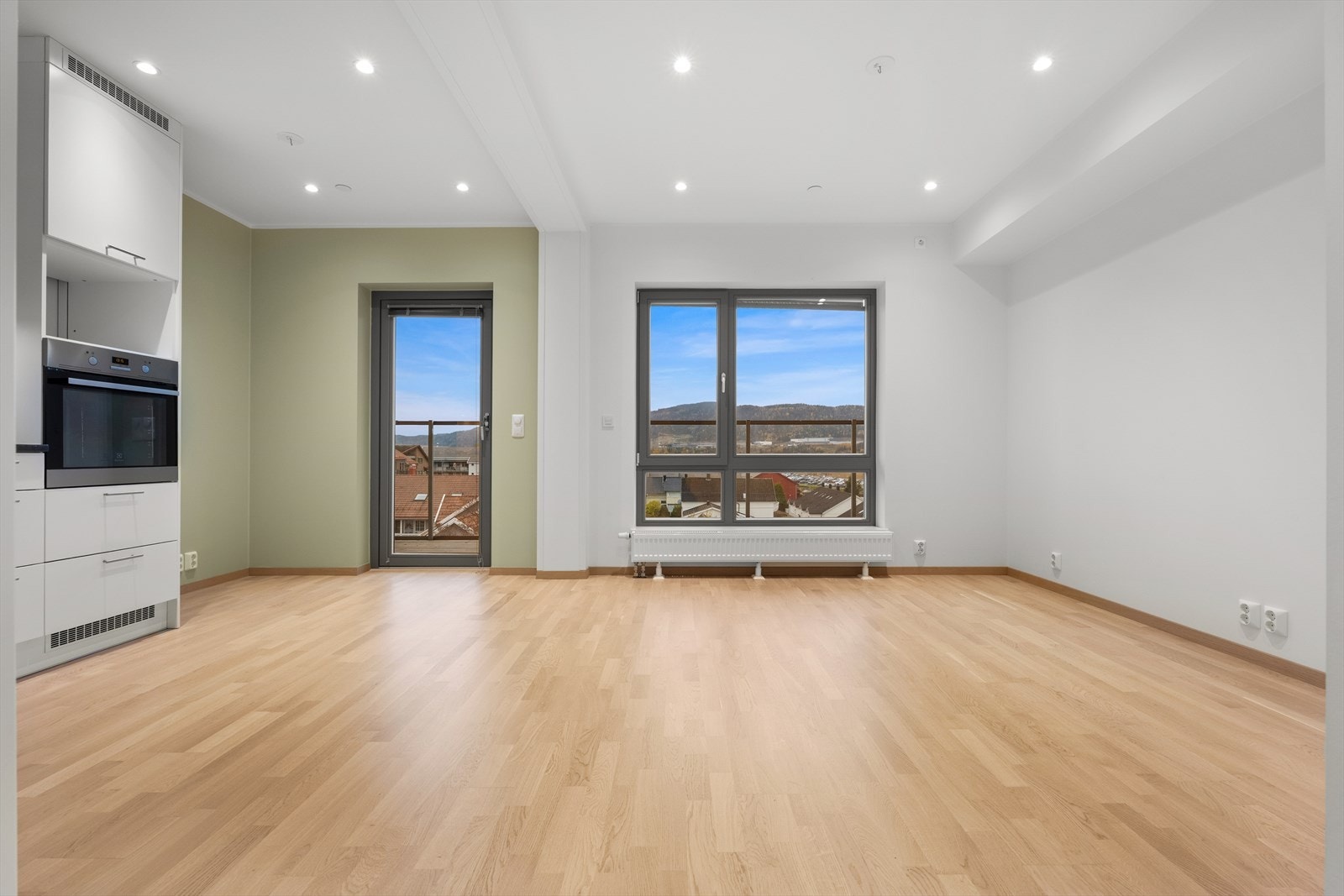 Lettstelt leilighet med åpen løsning mellom stue og kjøkken. Downligts i tak. Galleribilde