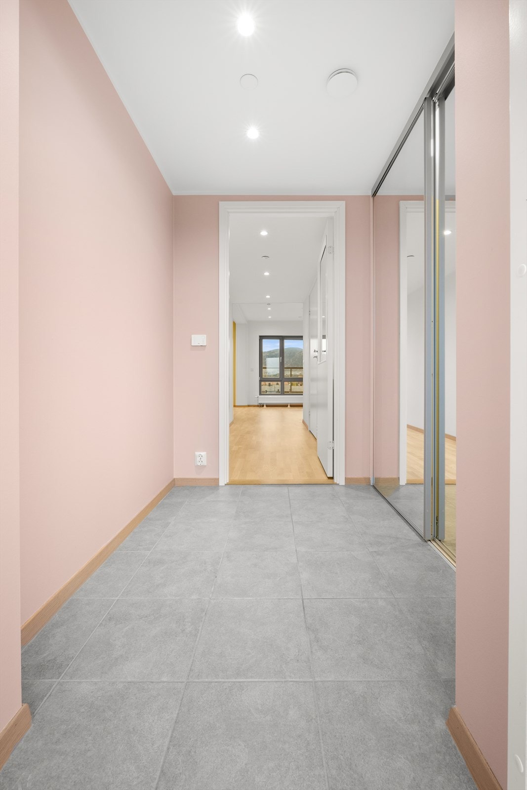 Entrégulvet er flislagt med varmekabler for et lunt "velkommen inn". Galleribilde