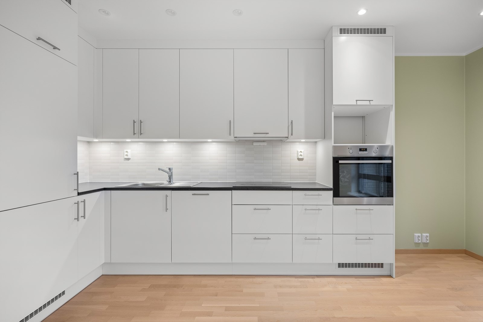 Kjøkkenet har godt med oppbevaring i skaper og skuffer. Galleribilde