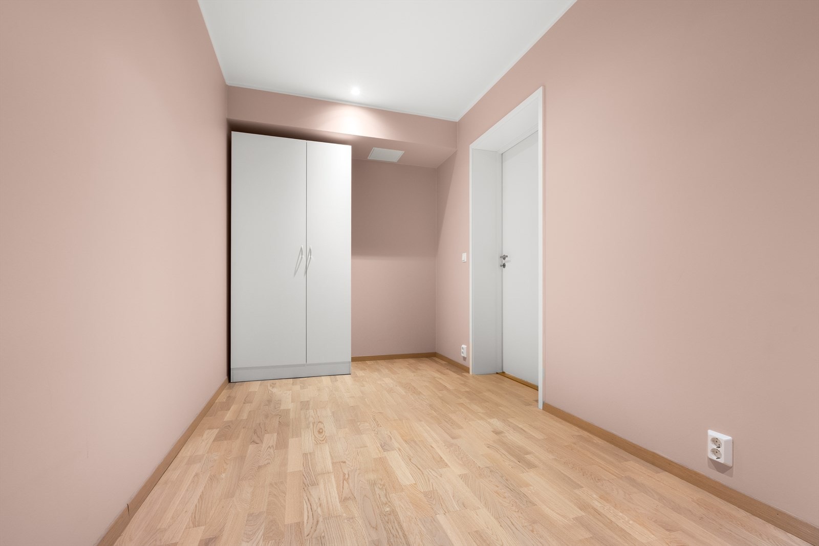 Soverom med garderobeskap. Galleribilde