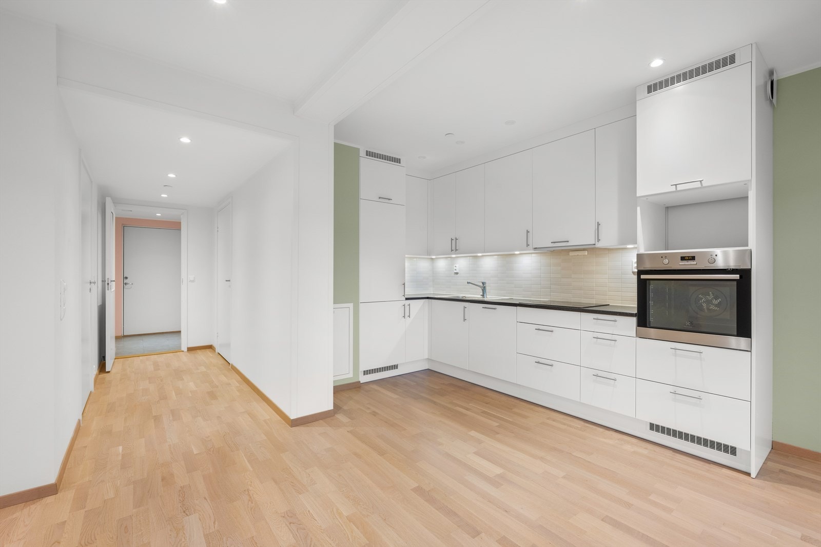 Klassisk kjøkkeninnredning i hvit utførelse og benkeplate i slitesterk laminat. Galleribilde