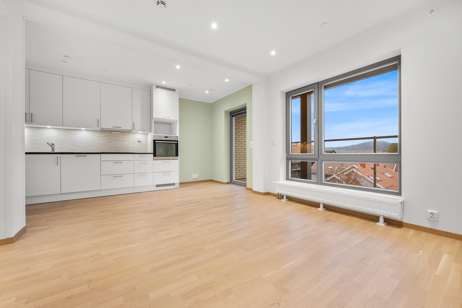 Automatisk solskjerming montert på vindu i stue. Galleribilde