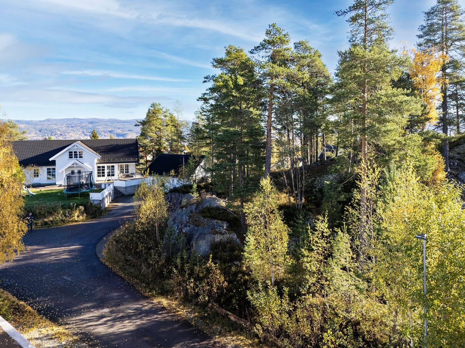 Med sin attraktive og rolige beliggenhet på populære Ormåsen i Øvre Eiker, bor du landlig til med kort vei til Vestfossen og alt du trenger i hverdagen. Galleribilde