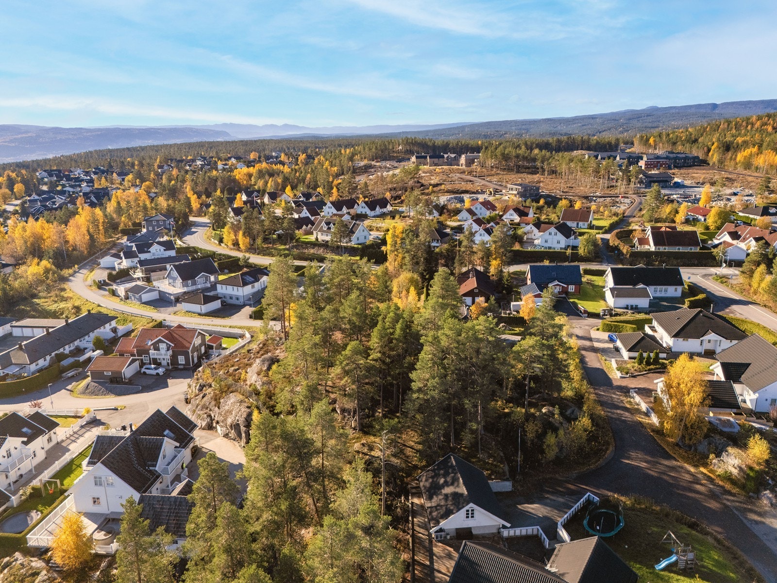 Drømmer du om å bygge din egen bolig? Her får du en flott tomt på 831 m². Galleribilde