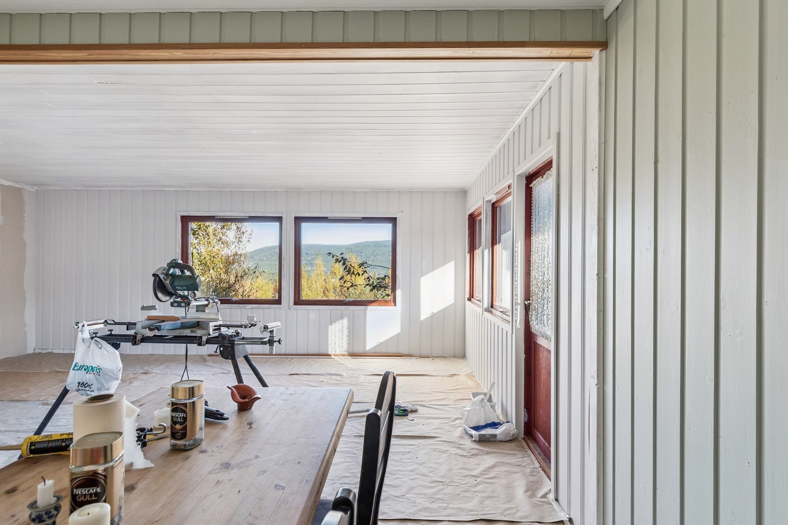 Vakker utsikt fra stua, som er påbegynt oppusset. Galleribilde