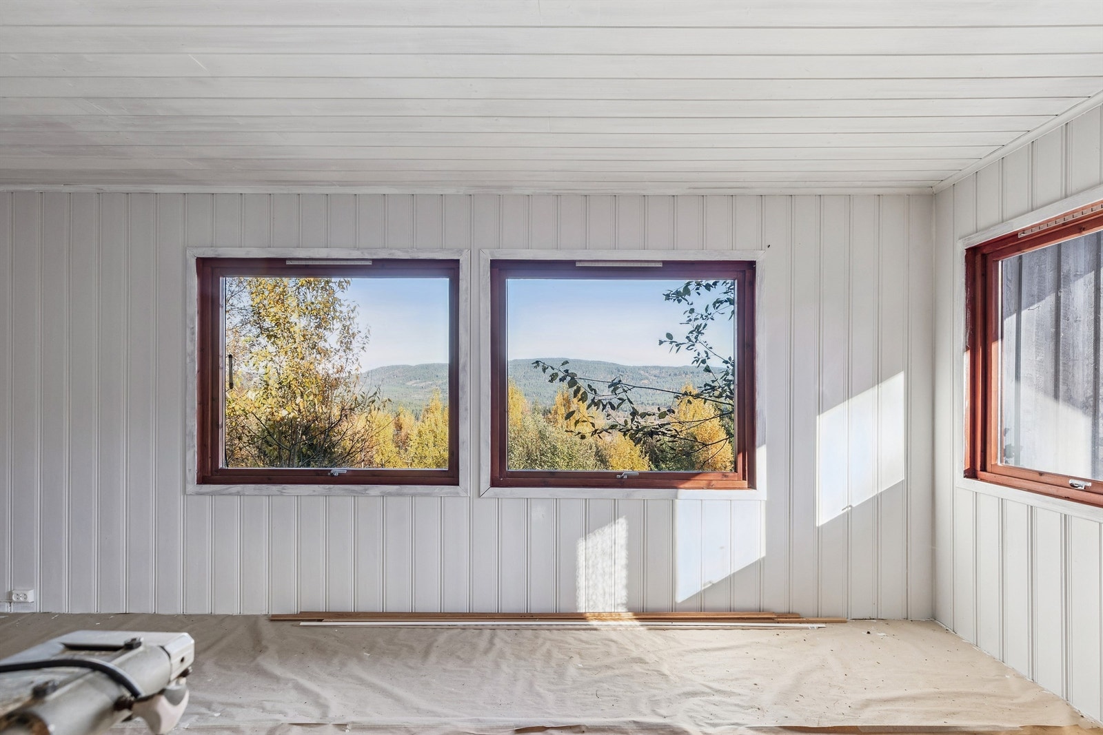 Vinduene rammer inn den fine utsikten til skogkledde åser. Galleribilde