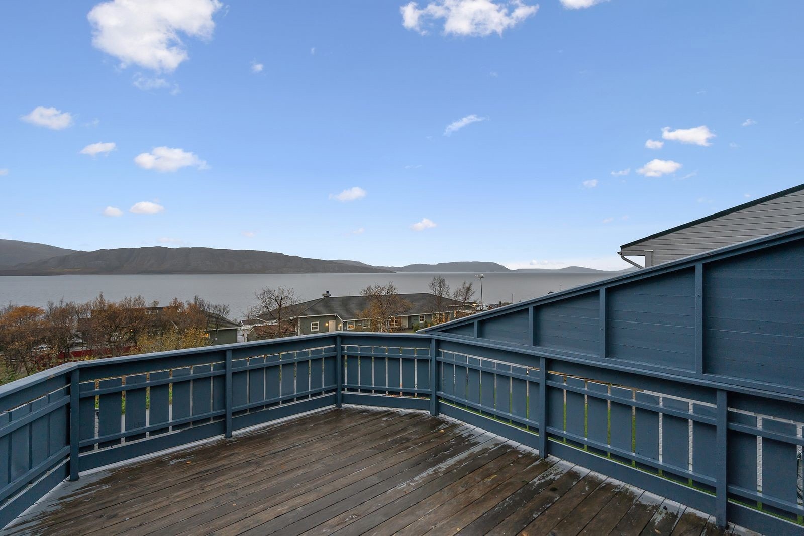 Nordvestvendt takterrasse på ca. 16 m² med nydelig utsikt mot sjøen og kveldssola Galleribilde