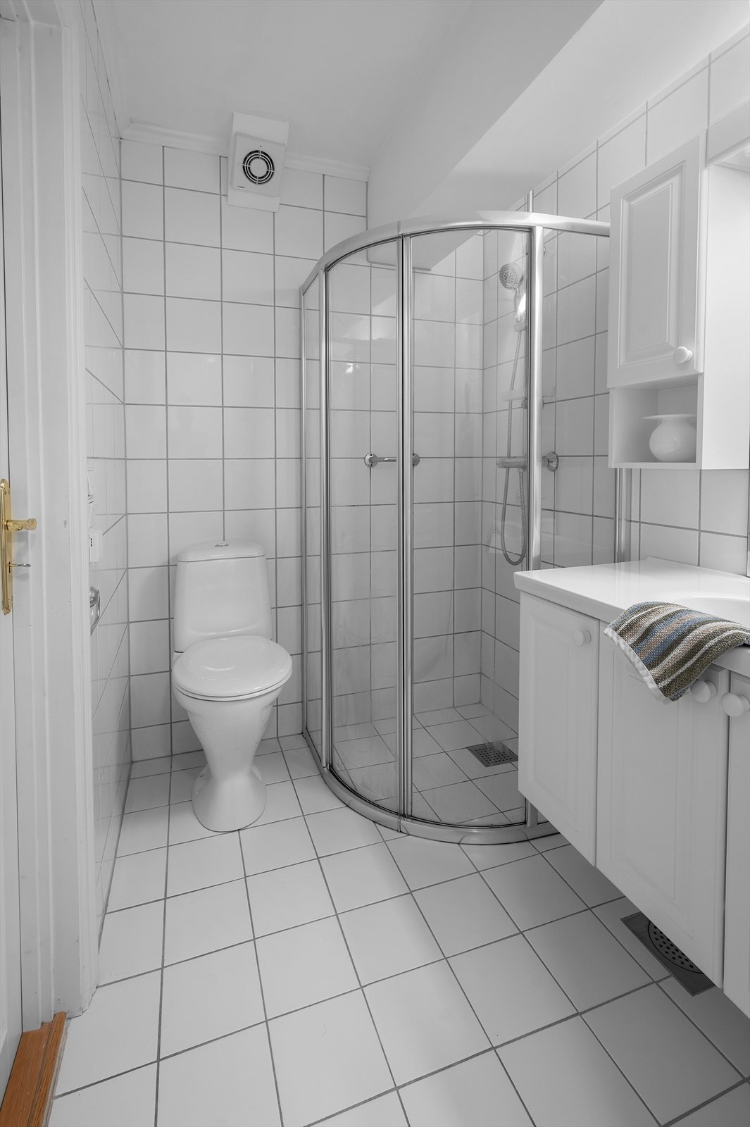 Badet har varmekabler i gulv og elektrisk avtrekksvifte Galleribilde